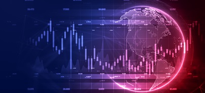 Világtérképet ábrázoló fénygömb mögött pénzügyi grafikonok kék és piros háttéren.