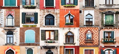 Különböző stílusú és színű ablakok mozaikszerű összeállításban.