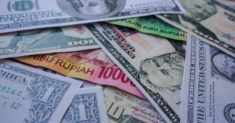 Különböző országok bankjegyei, köztük amerikai dollár és ázsiai valuták, egymásra halmozva, a devizapiac és nemzetközi pénzügyek témáját szimbolizálva.