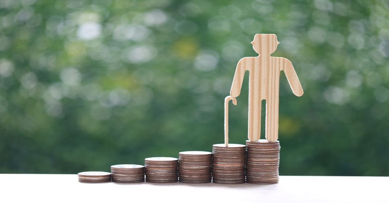 Fa figura idős embert ábrázol bottal, egymásra rakott pénzérmék emelkedő oszlopain állva, szimbolizálva a nyugdíj-megtakarítás növekedését.