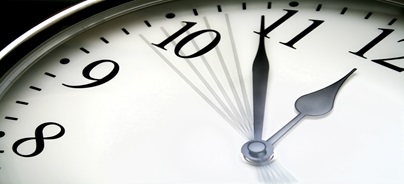 Nagy méretű óra számlapjának részlete tíz óra körüli mutatóállással.