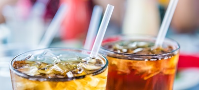 Frissítő alkoholmentes italok poharakban, jéggel