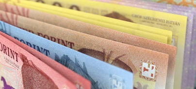 Színes magyar forint bankjegyek egymás mellett, legyező alakban