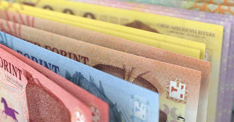 Színes magyar forint bankjegyek egymás mellett, legyező alakban