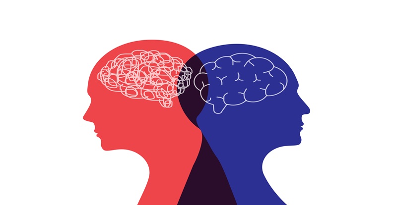 Két egymásnak háttal álló emberi fej sziluettje: az egyikben kusza, rendezetlen vonalak, a másikban rendezett agyminta látható, szemléltetve az irracionális és a racionális gondolkodás közti különbséget.