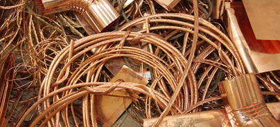 Feltekert rézkábelek és rézhulladék, az elektromos infrastruktúra alapanyaga.