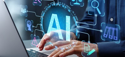 Laptopot használó kéz, a képernyő fölött lebegő ‘AI’ felirattal és különböző mesterséges intelligenciához kapcsolódó ikonokkal.