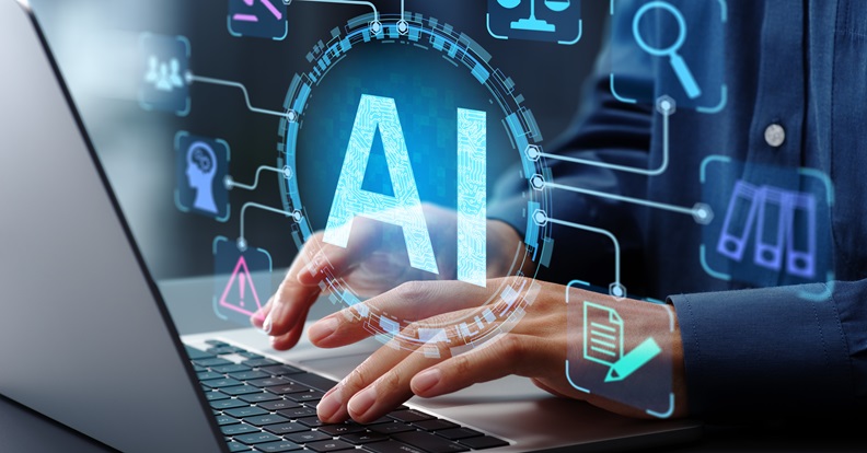Laptopot használó kéz, a képernyő fölött lebegő ‘AI’ felirattal és különböző mesterséges intelligenciához kapcsolódó ikonokkal.