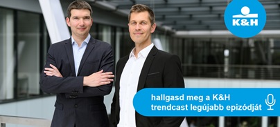 Egy modern, üvegfalú irodaház belső terében két üzleti öltözetű személy áll egymás mellett egy fémkorlát előtt. Az egyik személy sötét öltönyt visel világos inggel, a másik zakót, világos inget és farmert. A jobb felső sarokban a K&H logó látható. A kép alsó részén kék feliratmezőben ez olvasható: „hallgasd meg a K&H trendcast legújabb epizódját”, mellette mikrofon ikon.