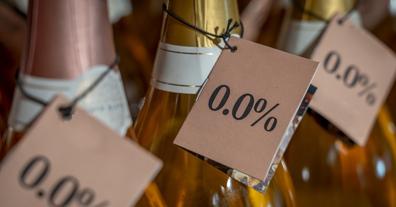 Alkoholmentes palackok 0,0% felirattal ellátott címkékkel
