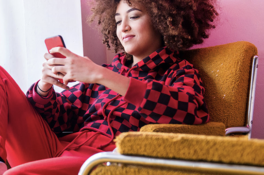 Egy férfi a bankkártyaterminálhoz érinti okosóráját és fizet.